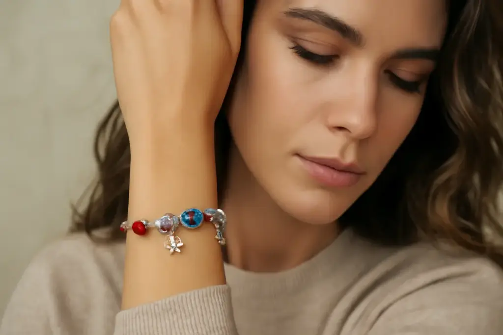 Bracciali charms personalizzati ultime tendenze: il particolare che dona unicità al polso