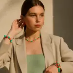 Come abbinare i bijou colorati alle tendenze attuali? Strategie da usare subito