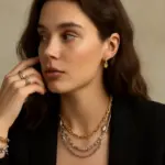 Gioielli multimetallo: perché mixare oro e argento non è più un errore di stile